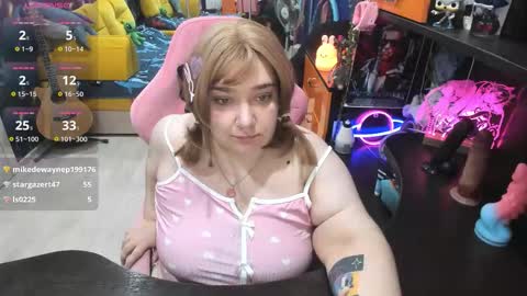 Snapshot of softie_sofy chatting on October 2, 4:39 am Sofie online show from October 2, 4:39 am