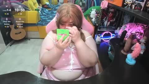 Snapshot of softie_sofy chatting on October 1, 4:39 am Sofie online show from October 1, 4:39 am