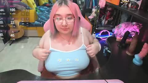 Snapshot of softie_sofy chatting on October 15, 5:21 am Sofie online show from October 15, 5:21 am