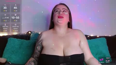 Snapshot of soofy__ chatting on October 21, 2:04 am soofy online show from October 21, 2:04 am