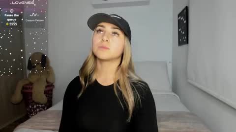 Snapshot of sophi_moreno chatting on September 30, 3:12 am Sofi online show from September 30, 3:12 am