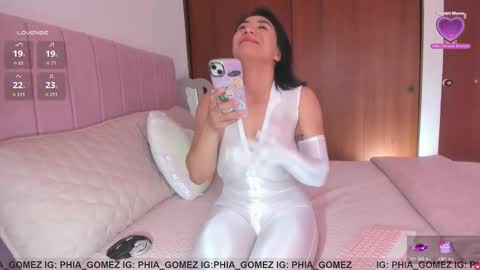 Snapshot of sophiaparker_ chatting on October 18, 12:08 pm    online show from October 18, 12:08 pm