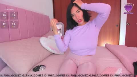 Snapshot of sophiaparker_ chatting on October 3, 12:32 pm    online show from October 3, 12:32 pm