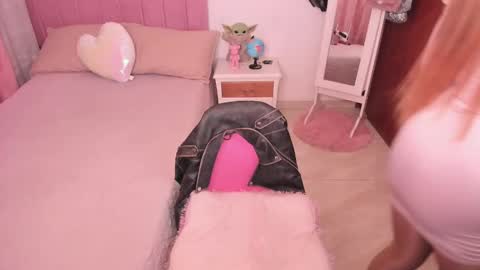 Snapshot of sophiaparker_ chatting on February 15, 10:22 am online show from February 15, 10:22 am
