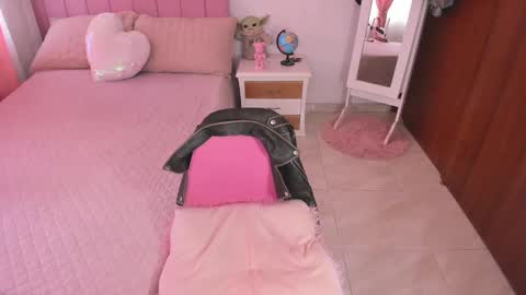 Snapshot of sophiaparker_ chatting on February 13, 12:21 pm online show from February 13, 12:21 pm