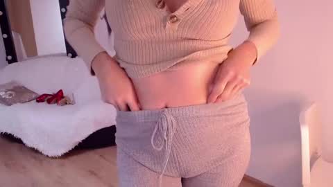 Snapshot of sophie_caring chatting on December 7, 5:04 am Sophie online show from December 7, 5:04 am