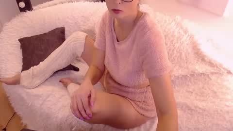 Snapshot of sophie_caring chatting on February 15, 12:01 pm Sophie online show from February 15, 12:01 pm