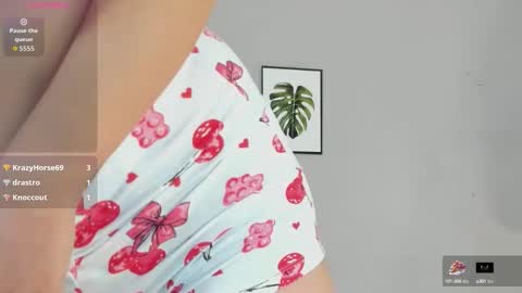 Snapshot of sophie_w1 chatting on October 2, 12:43 pm sophie_w1 online show from October 2, 12:43 pm