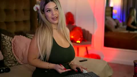 Snapshot of sophieboobsx chatting on September 23, 5:16 am Sophie online show from September 23, 5:16 am