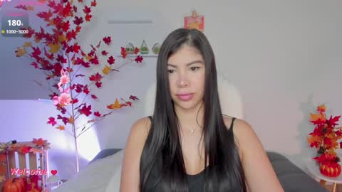 Snapshot of sophiehuntt chatting on December 5, 9:39 pm Sophie Hunt online show from December 5, 9:39 pm