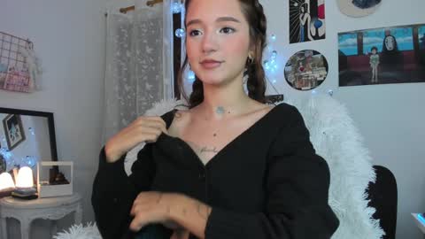 Snapshot of sophieluck chatting on February 5, 5:52 am Sophie online show from February 5, 5:52 am