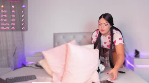 Snapshot of sophy_champagne chatting on December 19, 10:02 am sophy online show from December 19, 10:02 am