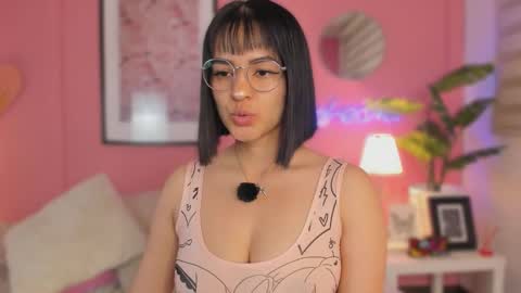 Snapshot of soysaraa_ chatting on October 11, 6:18 am Aleja online show from October 11, 6:18 am