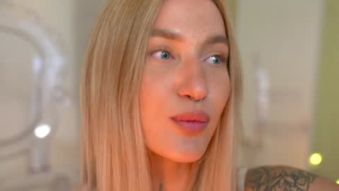 Snapshot of sparks__daisy chatting on December 21, 1:10 pm DAISY online show from December 21, 1:10 pm