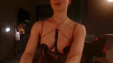 Elizabeth online show from March 15, 4:09 pm