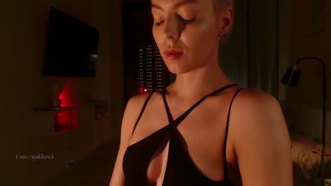 Elizabeth online show from October 15, 6:32 pm