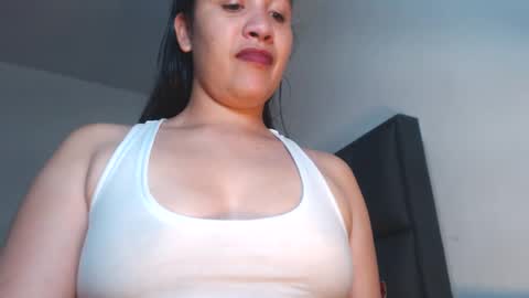 Snapshot of squirt_milk_ chatting on December 22, 4:06 am Carolainss online show from December 22, 4:06 am