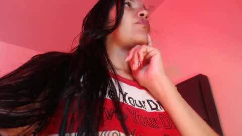Snapshot of squirt_milk_ chatting on February 26, 3:32 pm Carolainss online show from February 26, 3:32 pm