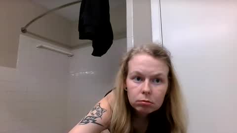 Snapshot of sriley386444137 chatting on January 1, 1:27 pm sriley386444137 online show from January 1, 1:27 pm