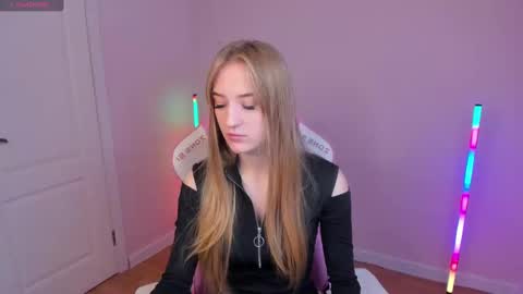 Snapshot of stacy_riiver chatting on February 10, 8:09 am Stacy Mon Tue Wed Thu Fri Sun GMT GMT 3 1000am - 0400pm online show from February 10, 8:09 am