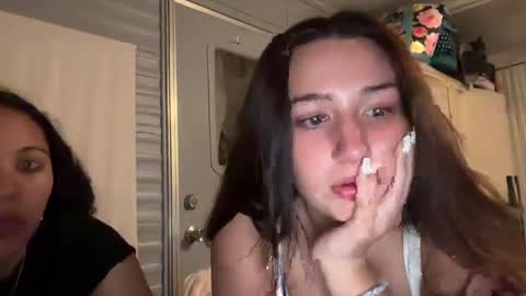 starqueenieee online show from March 5, 1:42 am