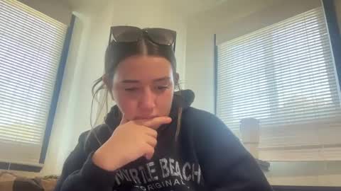 starqueenieee online show from September 8, 4:28 pm