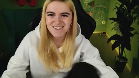 stef_nicks online show from October 10, 10:31 am