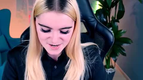 stef_nicks online show from September 19, 9:19 am