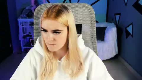 stef_nicks online show from October 28, 9:04 am