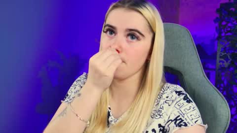 stef_nicks online show from October 6, 9:59 am