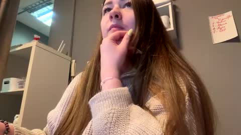 Snapshot of steph_sweet chatting on December 25, 12:37 am Emma online show from December 25, 12:37 am