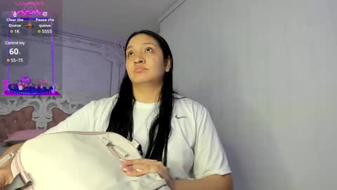 Snapshot of stephania_diamond chatting on February 6, 2:11 am online show from February 6, 2:11 am