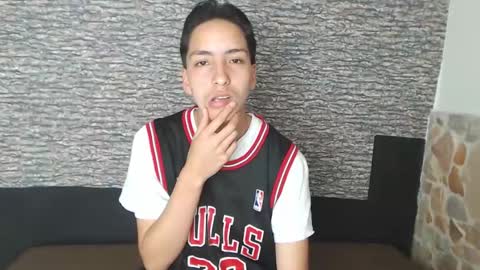 stivenluke online show from February 14, 3:33 am