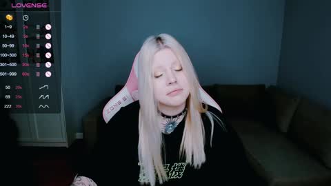 Snapshot of succubus_leslie chatting on December 20, 11:32 am succubus_leslie online show from December 20, 11:32 am