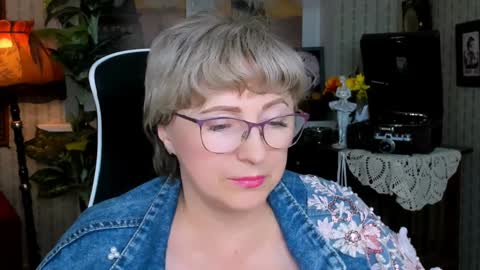 Vivien online show from December 8, 1:03 pm