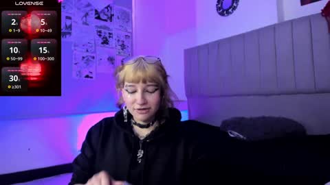    online show from December 4, 12:25 pm