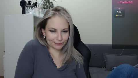 Snapshot of sunny_bunny6 chatting on January 9, 4:06 pm Naomi online show from January 9, 4:06 pm