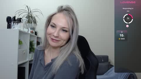 Snapshot of sunny_bunny6 chatting on January 9, 5:55 am Naomi online show from January 9, 5:55 am