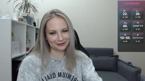 Snapshot of sunny_bunny6 chatting on February 7, 8:10 pm Naomi online show from February 7, 8:10 pm