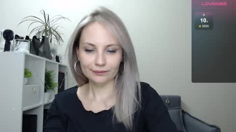 Snapshot of sunny_bunny6 chatting on January 2, 1:17 am Naomi online show from January 2, 1:17 am