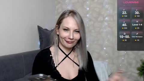 Snapshot of sunny_bunny6 chatting on December 13, 6:38 pm Naomi online show from December 13, 6:38 pm