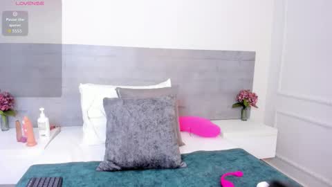 sunnywhitee online show from September 30, 7:30 pm