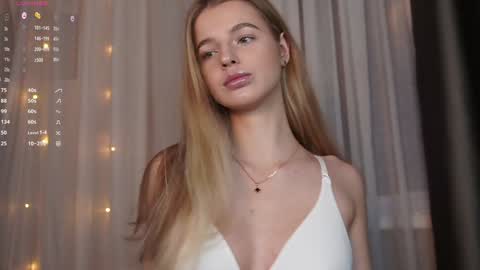 Snapshot of sunshine_diana_ chatting on December 7, 12:13 pm Di online show from December 7, 12:13 pm