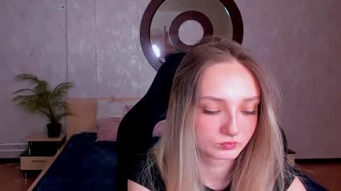 Snapshot of susan__clark chatting on January 19, 1:10 am Annie online show from January 19, 1:10 am