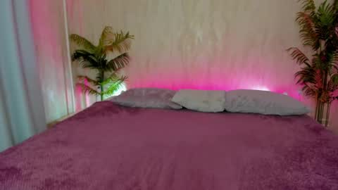 Snapshot of susan__clark chatting on December 29, 1:02 am Annie online show from December 29, 1:02 am