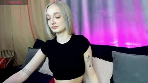 Snapshot of susan__clark chatting on February 25, 1:09 am Annie online show from February 25, 1:09 am