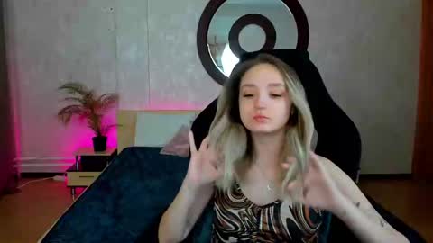 Snapshot of susan__clark chatting on January 24, 11:34 pm Annie online show from January 24, 11:34 pm