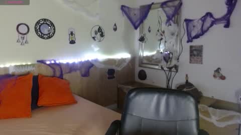 Snapshot of suxxxy_ chatting on October 31, 2:10 pm Suxxxy online show from October 31, 2:10 pm