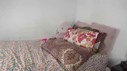 Snapshot of suzyitsstunning23 chatting on October 19, 3:30 am suzy online show from October 19, 3:30 am