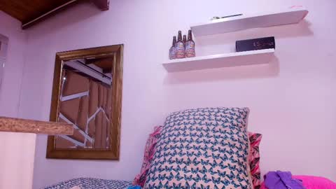 Snapshot of sweegirl_ chatting on October 6, 12:00 pm Debora online show from October 6, 12:00 pm